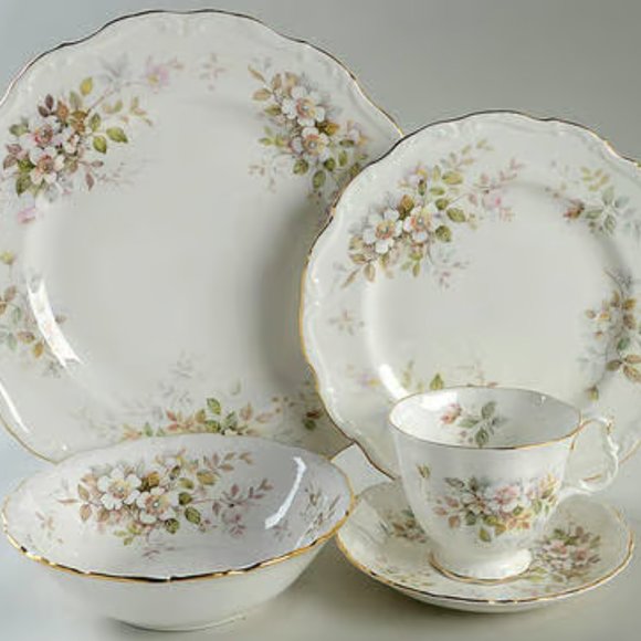 ROYAL ALBERT HAWORTH 5 PIECE PLACE SETTING. - Picture 3 of 6